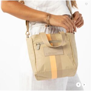 NWT Aloha Collection Le Voyageur Cutie on Dune Crossbody Splash-Proof Bag